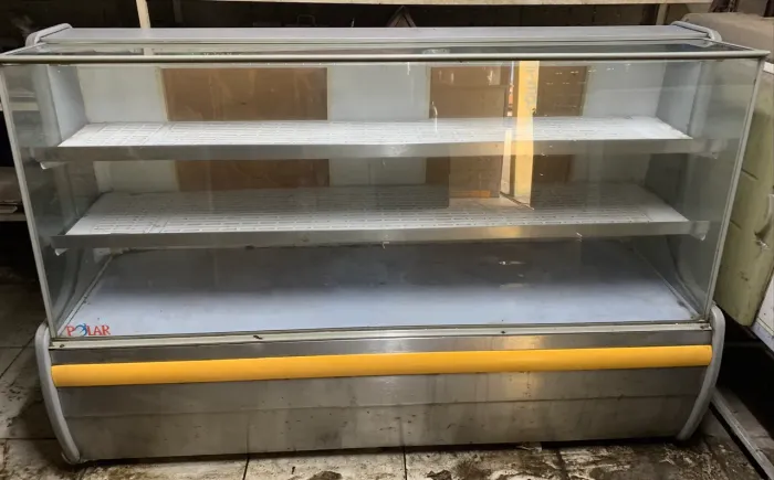 balcão expositor refrigerado da marca Polar.  Tem que retirar onde se encontra.