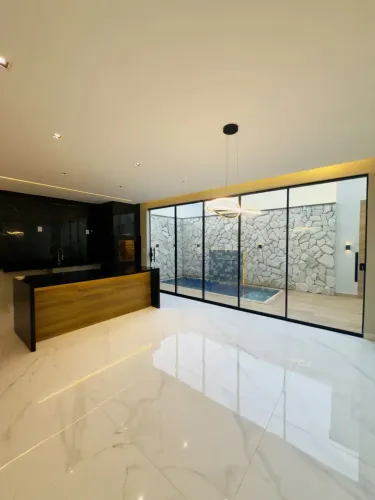 CONDOMINIO ARBRE - Casa duplex com Piscina, 4/4 sendo 3 suítes, 2 vgs.