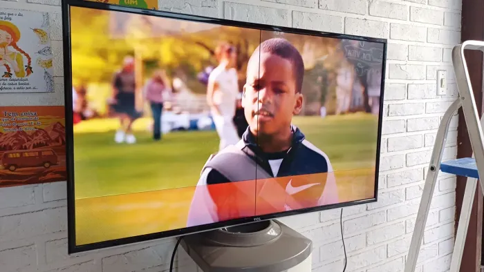 Vendo TV 49" TCL funcionando