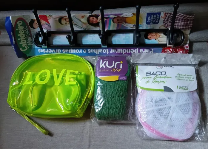 Cabideiro multi-uso, saco para lavadoura de roupa, kit necesser love e um par de meia aeró