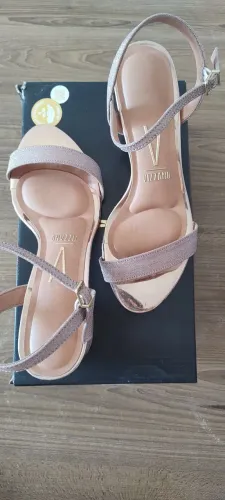 Vendo sandália VIZZANO NOVA 35
