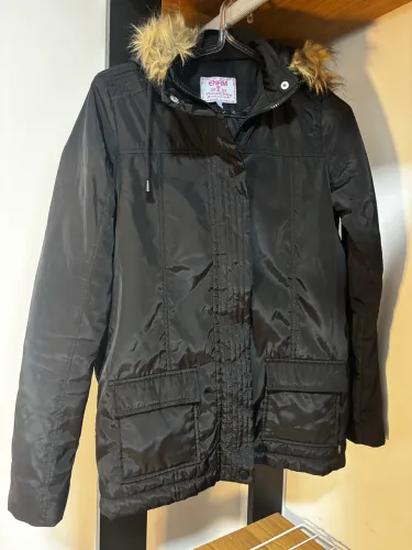Blusa de frio preta com capuz removível