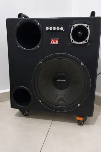 Som sub de 400 , corneta e tweeter 100 cada .