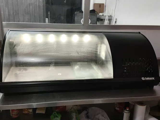 Vitrine refrigerada para sushi ?