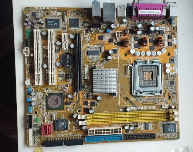 Lote de peças de PC - 2 placas-mãe, 3 processadores e 3 memórias RAM