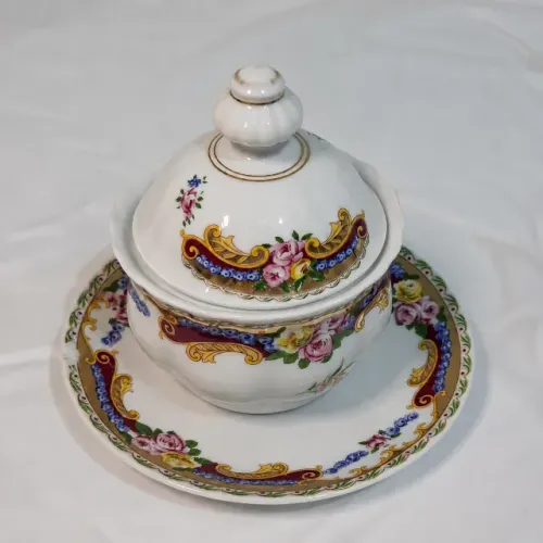 Bomboniere em Porcelana Limoges Francesa Decorada à Mão com Prato e Tampa