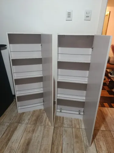 Dois armários/ sapateiras em MDF branco
