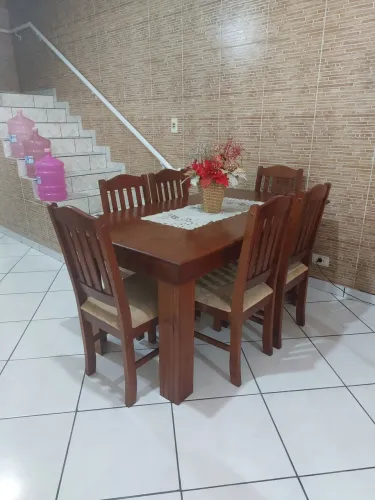 Mesa de madeira em excelente estado pouquíssimo usada