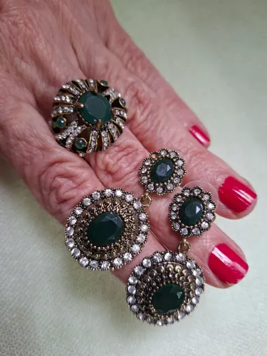 Conjunto de brinco retro articulado, com pedra oval na cor verde esmeralda e anel