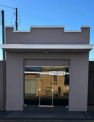 *Vende-se ou troca-se ponto comercial no coração do comércio de Ipuã-SP.*