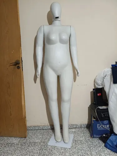 manequim feminino plus size de plástico branco de corpo inteiro