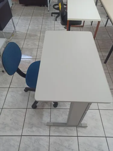 Mesa e cadeira 
