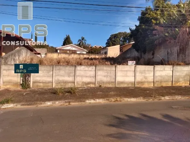 Terreno com excelente topografia à venda no bairro Vila Santista em Atibaia, bairro reside