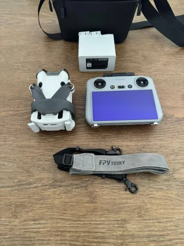 Drone DJI Mini 4 Pro Fly More Combo - Estado de Novo
