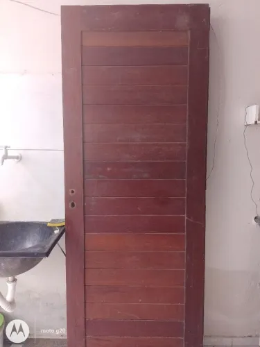 VENDO 4/PORTAS JATOBÁ. VALOR: 800,00 ( CADA).