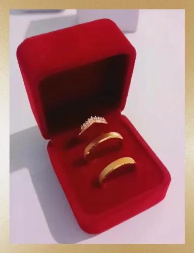 Par de Alianças Chanfradas Escovadas 4mm Ouro18K Banho + Solitário. Namoro, Casamento -