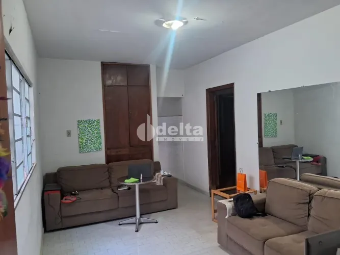 Casa residencial disponível para locação no bairro Lidíce em Uberlândia-MG