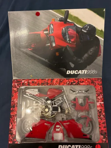 Ducatti 998S moto montagem miniatura