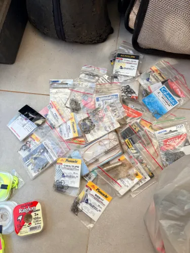 Acessórios pesca: Varas, linhas, anzóis e equipamentos