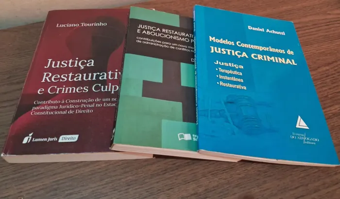 DESAPEGO. 3 livros de Direito penal