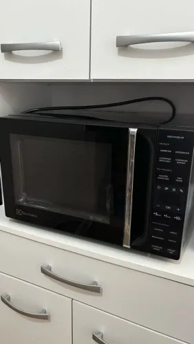 Micro-ondas Electrolux 23L Preto Efficient com Descongelamento Assistido