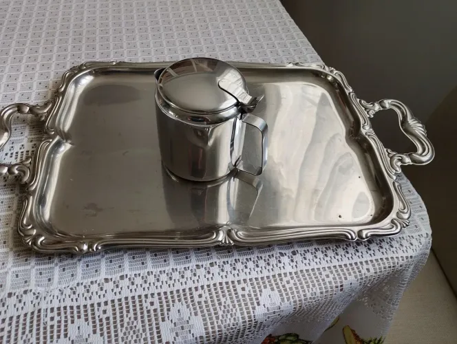 bandeja de inox + uma leiteira