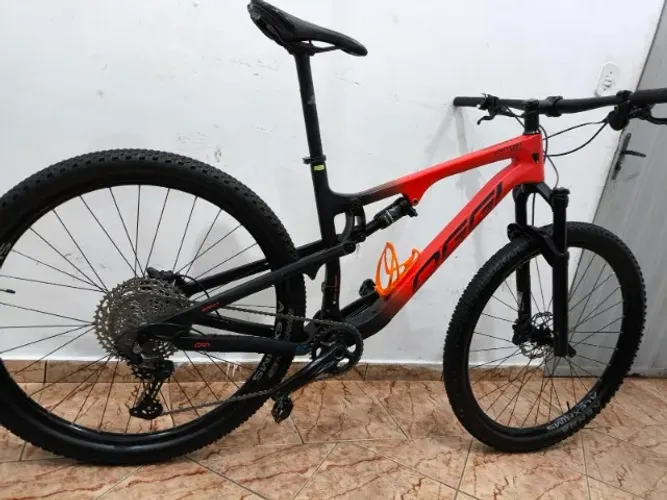 Bicicleta Oggi Cattura Sport Carbon Full (Shimano Deore 12v)