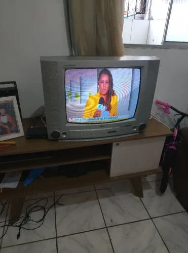 Tv analógica de 20 polegadas, funcionando bem 