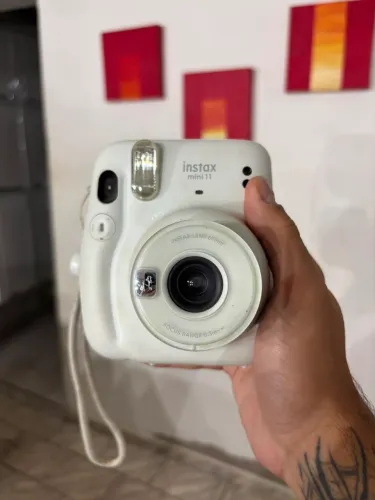 Câmera Instantânea Fujifilm Instax Mini 11 Branca com Capa Transparente e Alça