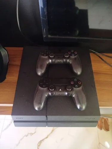 Ps4 2 controle + jogos