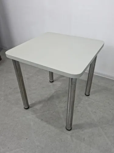 Mesa simples de compensado naval, formica e pés em ferro tubular