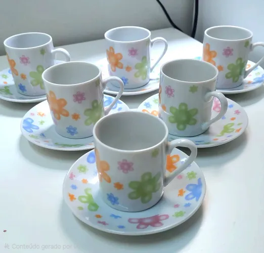 kit com 6 mini xícaras e pires florido