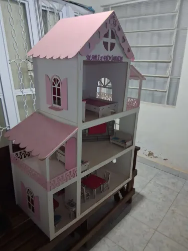 Casa de bonecas com móveis.
