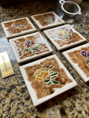 Conjunto de porta copos em cerâmica com lindos desenhos em relevo