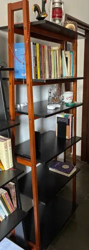 Estante de livros (sem livros, objetos e outros)