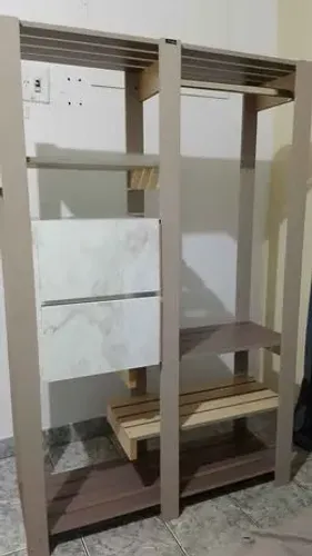 Guarda roupa aberto
