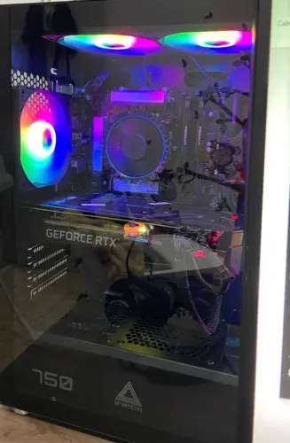 PC GAMER I5 12400f + RTX 5070