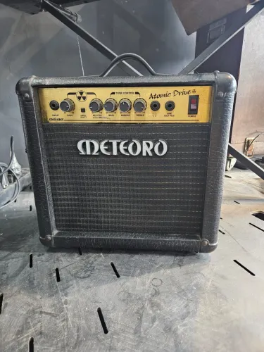 Amplificador Meteoro Atomic Drive marca: Meteoro (USADO)