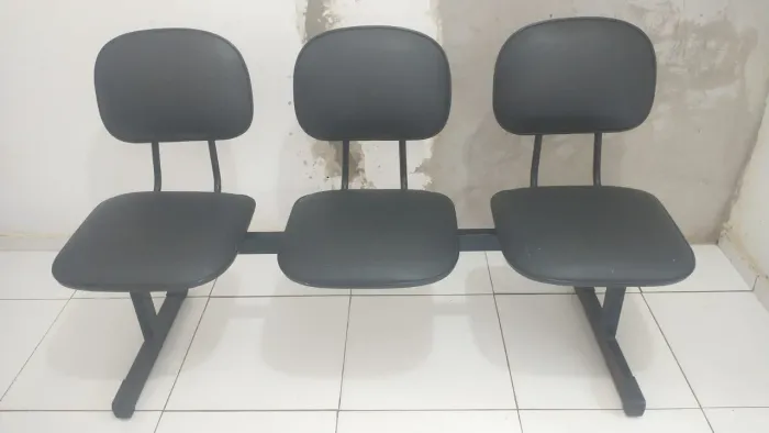 Vendo uma longarina de três lugares