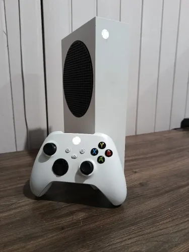 Xbox Series S + Controle + Base de Carregamento | R$ 2.499,00