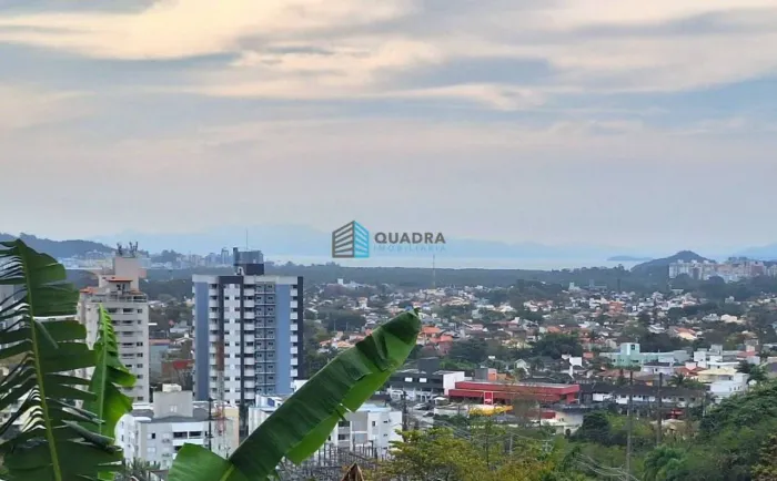Casa 7 Dormitórios à Venda no Córrego Grande, Florianópolis !!