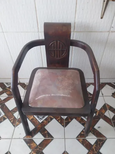Cadeira de madeira estilo antigo