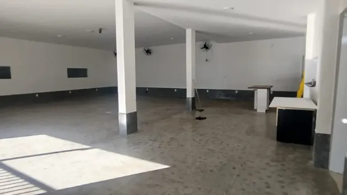 Alugo loja com porta eletrônica, uma entrada na cozinha com móvel planejado