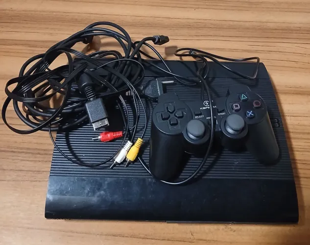 PlayStation 3 Super Slim + Controle e Jogo Tomb Raider