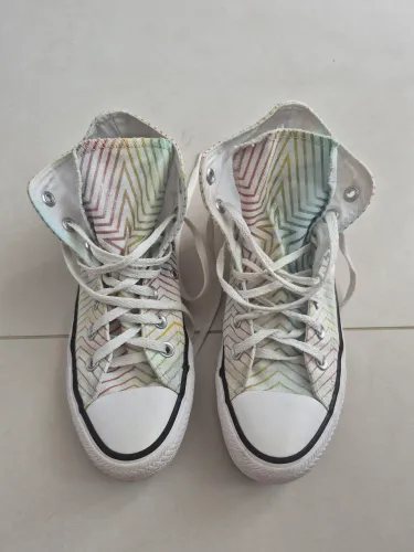 Tenis branco e colorido Converse All Star Usado
