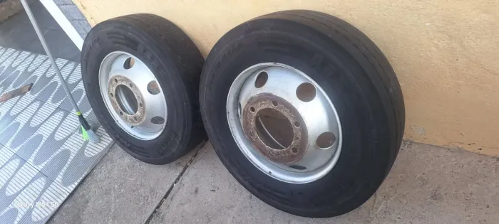 Rodas 17,5 X 6 em ótimo estado com Pneus em condições de uso !