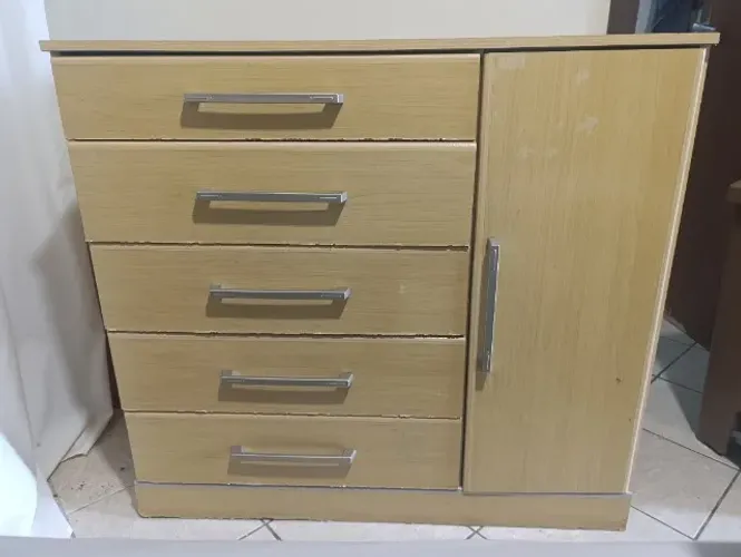 Cômoda 5 gavetas e 1 porta