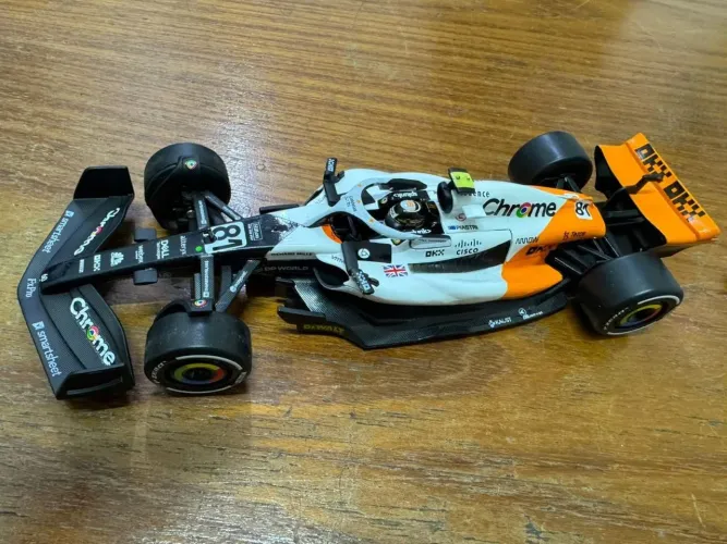 Miniatura colecionável do carro da Fórmula 1 McLaren MCL60 pilotado por Oscar Piastri