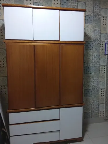 Guarda-roupas em madeira