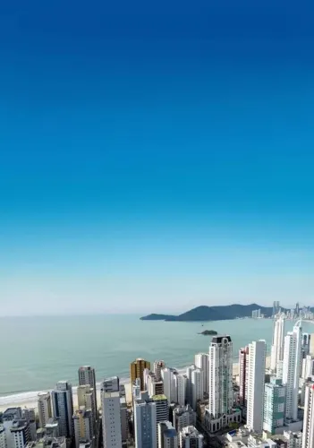 Cobertura duplex de 320 m² com piscina e vista mar no Luminare, BC